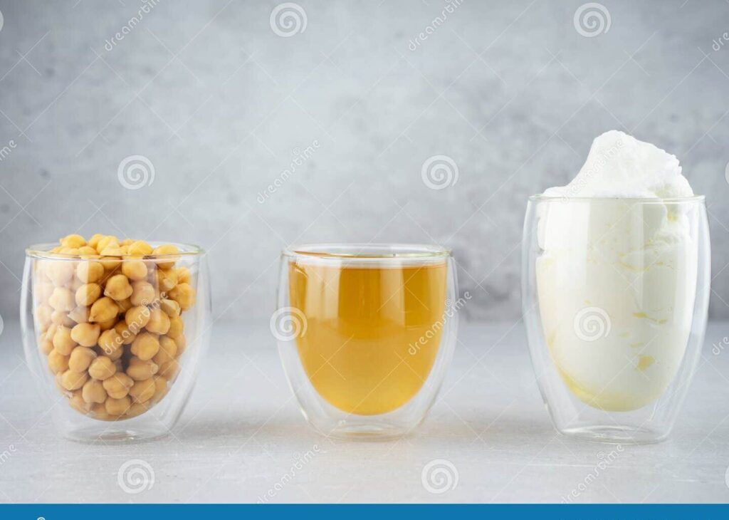 agua de garbanzos en un vaso