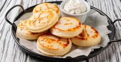 arepas colombianas deliciosas y doradas
