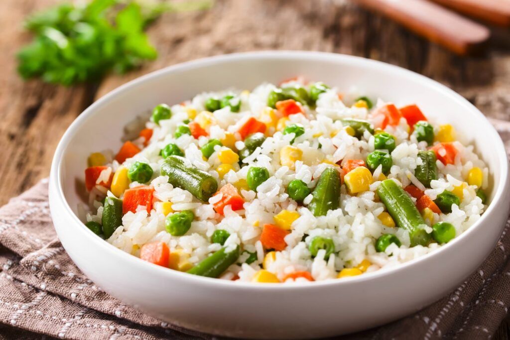 arroz blanco con ingredientes sabrosos