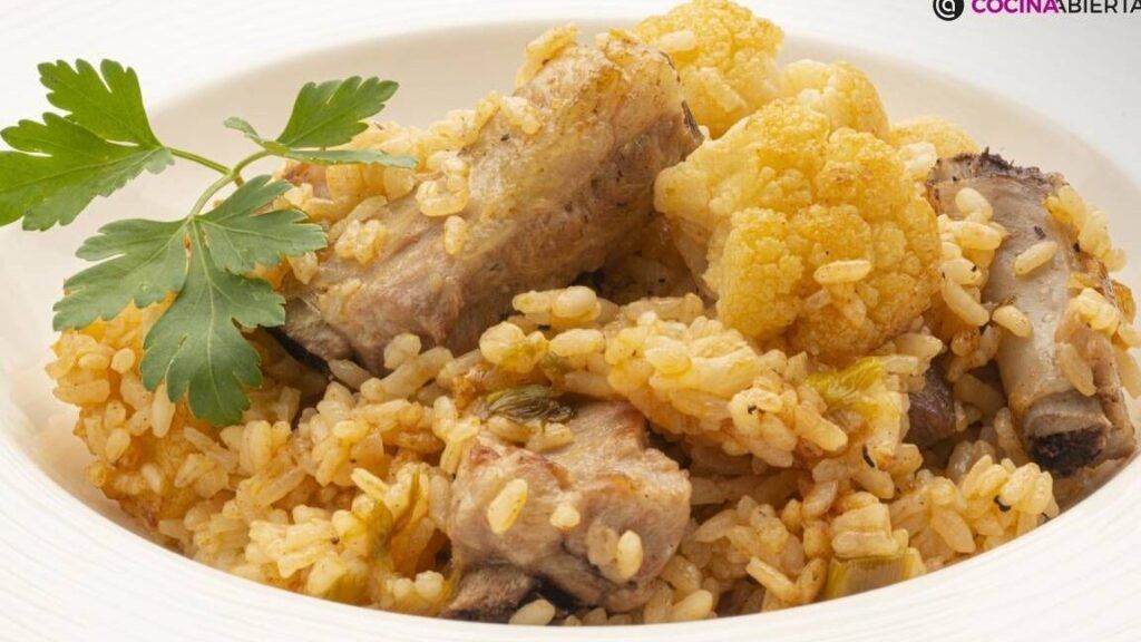 arroz con costillas de cerdo y coliflor