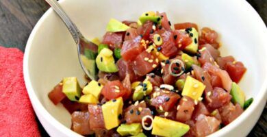 atun fresco con guarniciones variadas