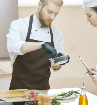 ayudante de cocina en accion