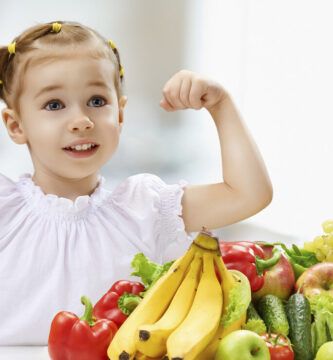 bebe comiendo alimentos saludables