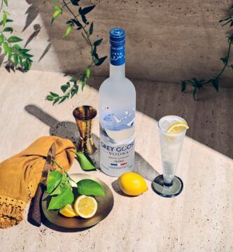 botella de vodka y ingredientes