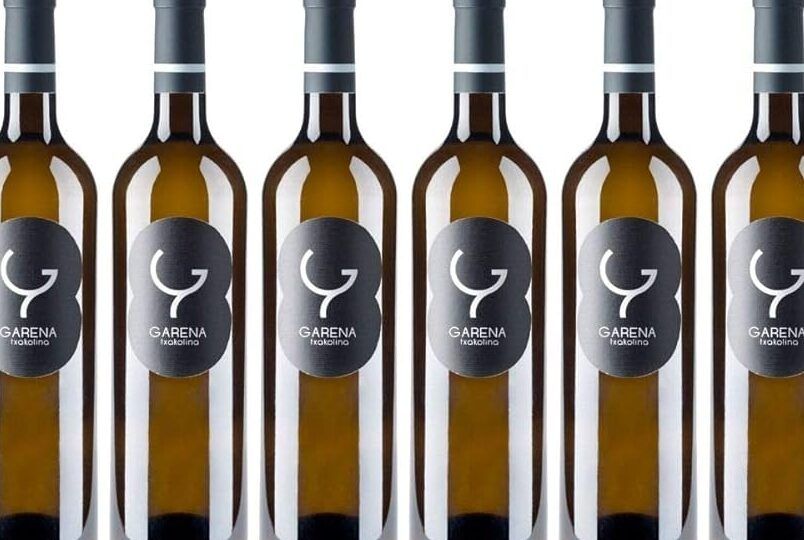 botellas de txakoli y vino blanco