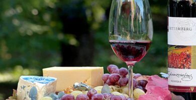 botellas de vino y copas