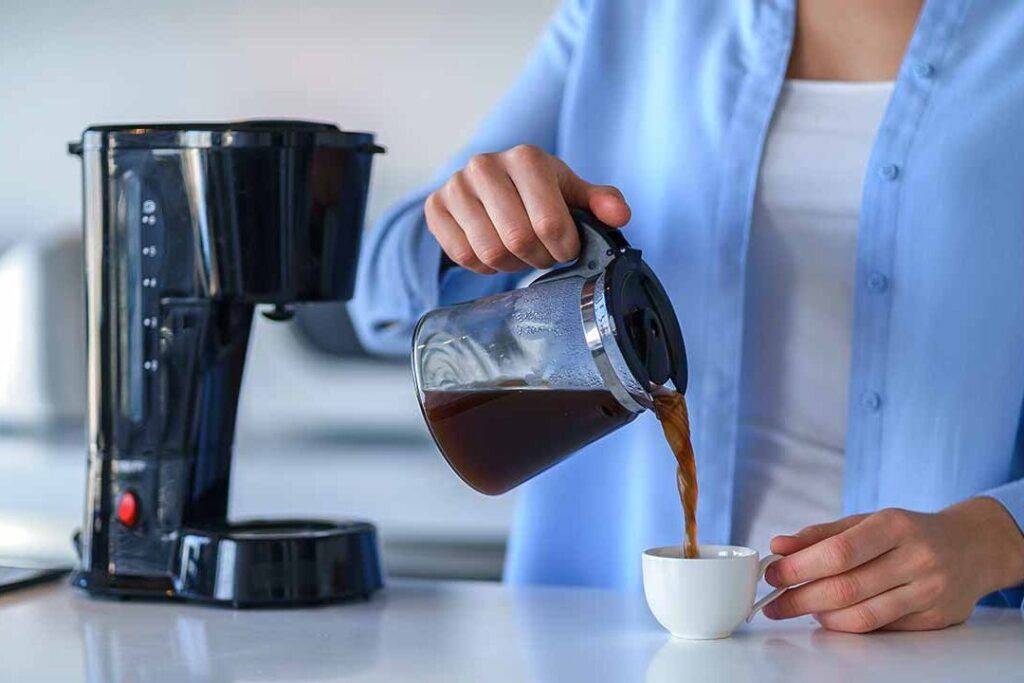 cafetera electrica con cafe