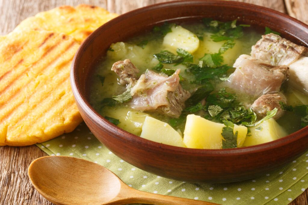 caldo de costilla colombiano