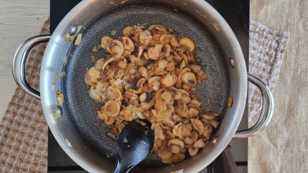 champinones laminados cocinandose