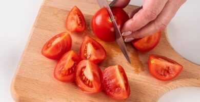 cortando un tomate