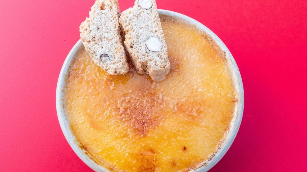 crema catalana deliciosa y bien presentada