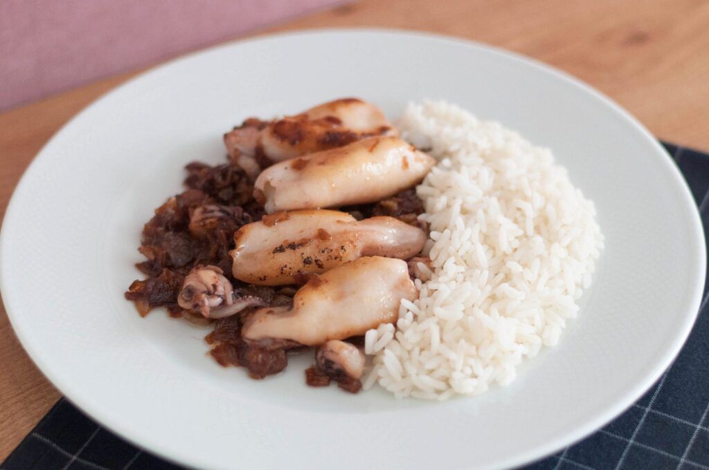 delicioso plato de chipirones encebollados