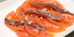 ensalada de tomate con anchoas