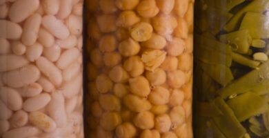 garbanzos en un recipiente en la nevera