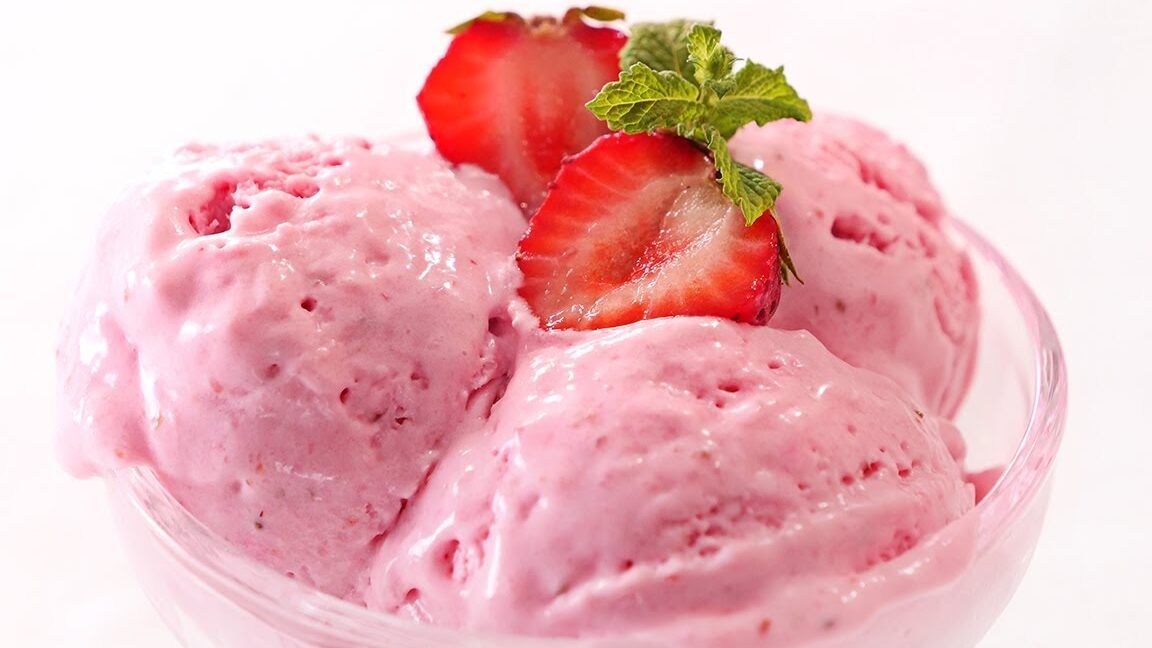 Haz helado de fresa casero con solo 3 ingredientes ahora mismo