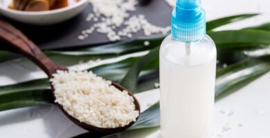manos aplicando agua de arroz