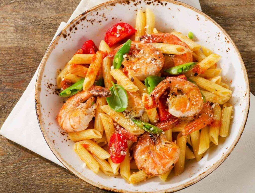 pasta con camarones en salsa roja