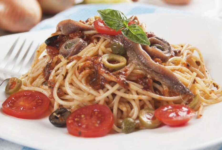 pasta puttanesca con anchoas