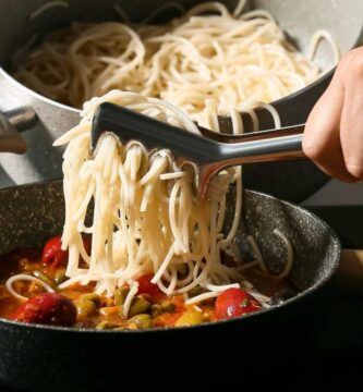 pasta puttanesca en proceso