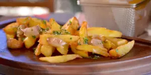 patatas fritas con ajo y perejil