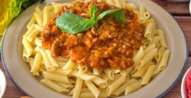 plato con macarrones a la bolonesa