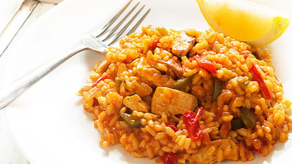 plato de arroz con pollo y verduras