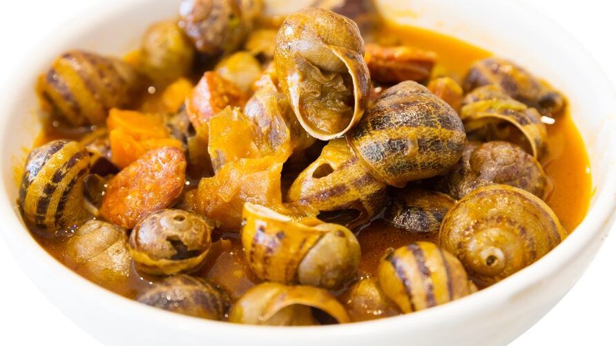 plato de caracoles cocinados