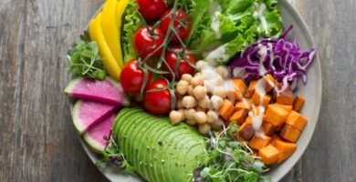plato de comida colorido