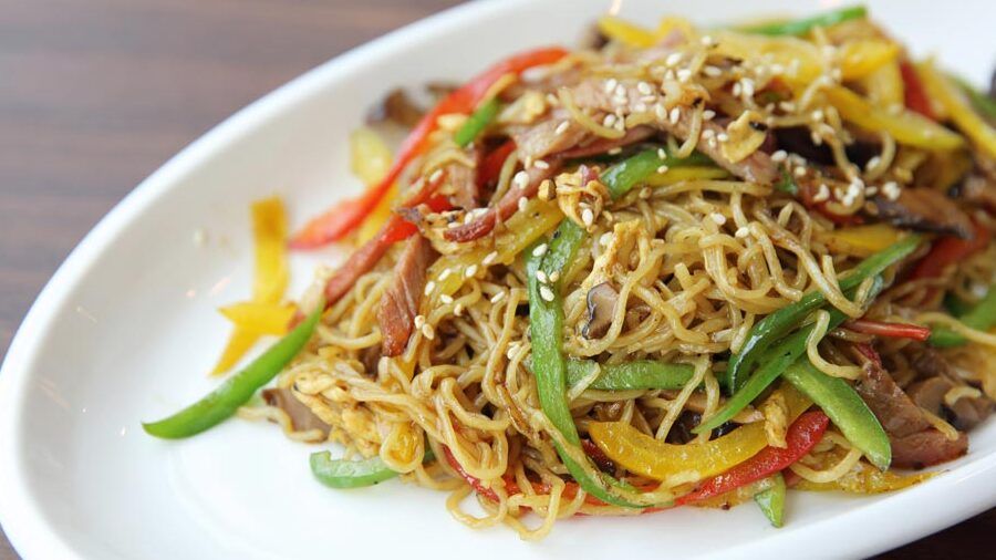 plato de fideos chinos con verduras