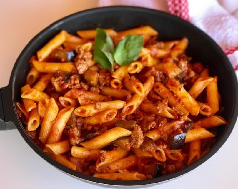 plato de macarrones con carne