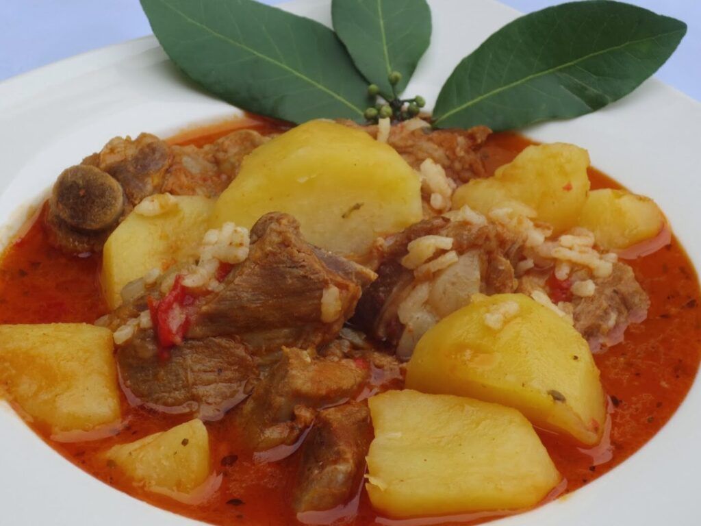 plato terminado con patatas y costillas