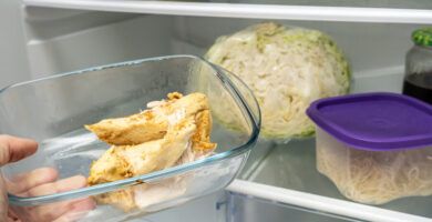 pollo cocido en la nevera