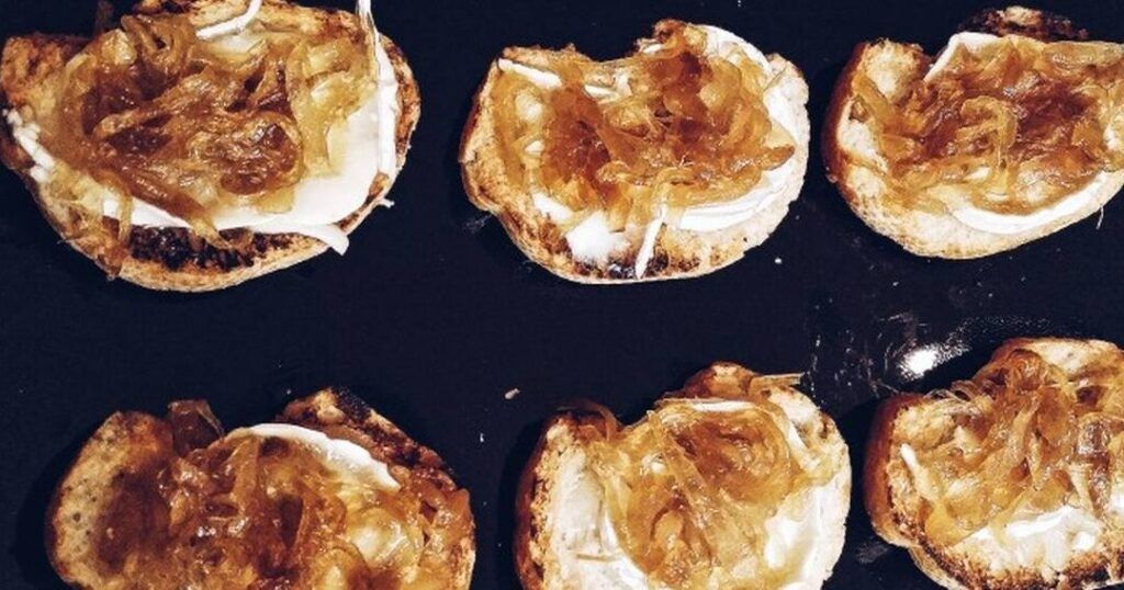 queso de cabra con cebolla caramelizada