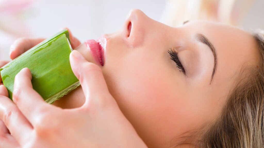 rostro con aloe vera aplicado