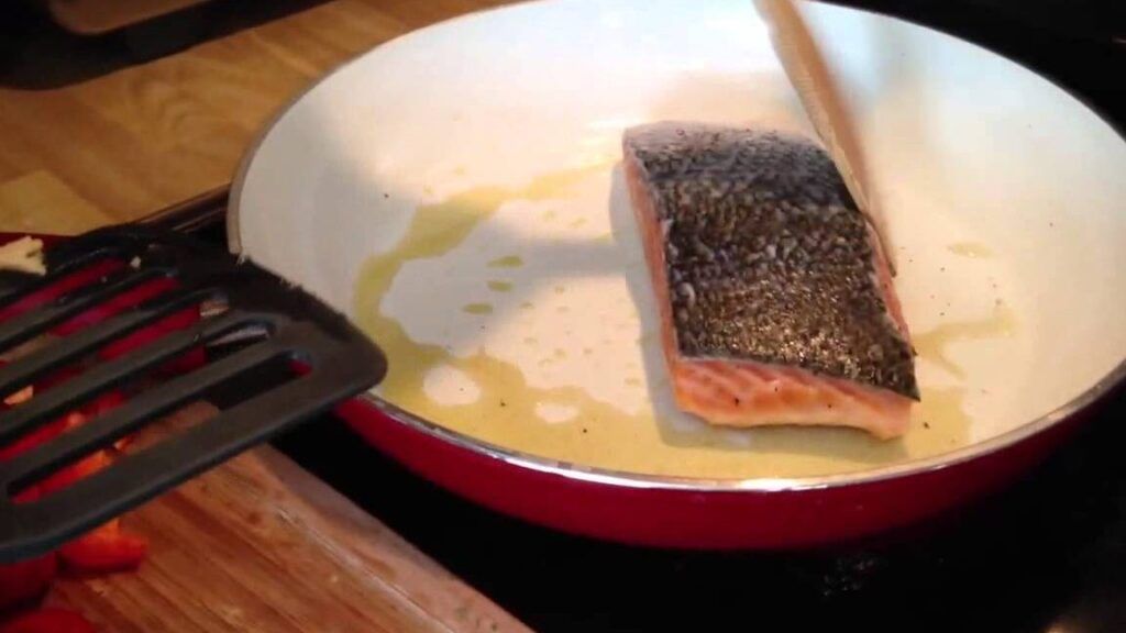 salmon cocinado en sarten
