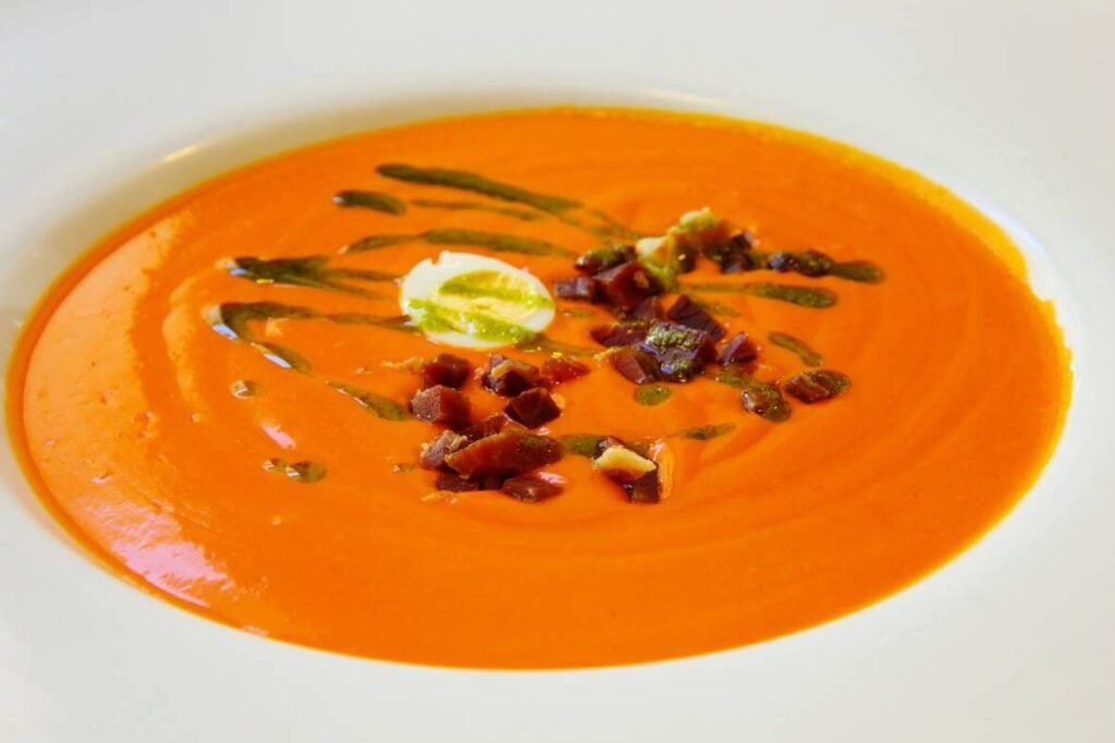 salmorejo servido en un plato