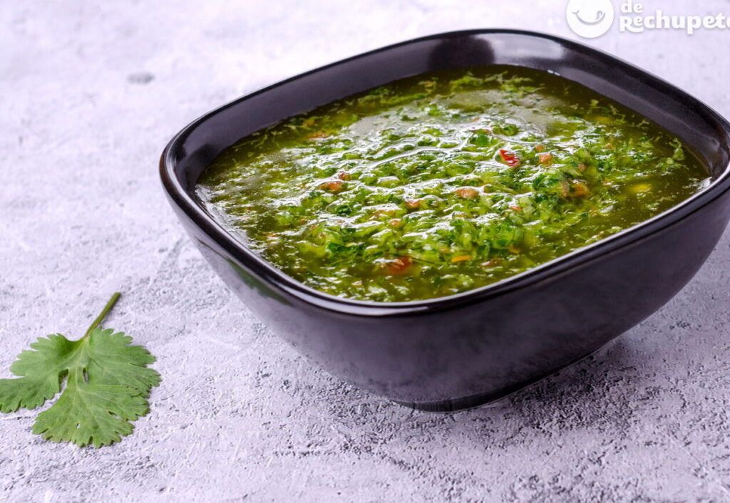 salsa chimichurri en proceso