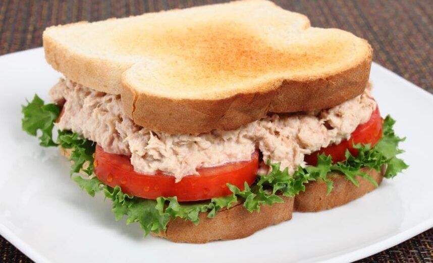sandwich de atun deliciosamente apetitoso