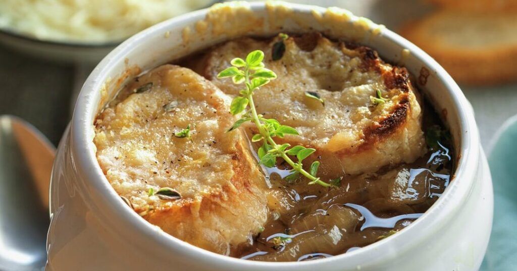 sopa de cebolla gratinada