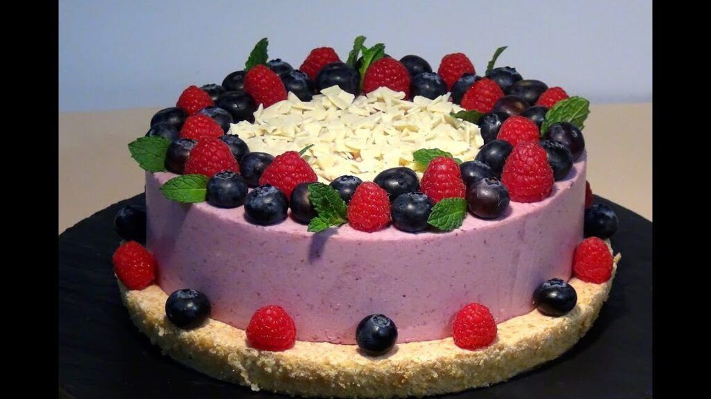 tarta con frutas del bosque