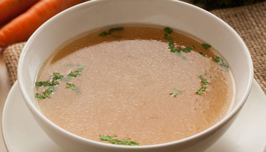 taza de caldo de hueso