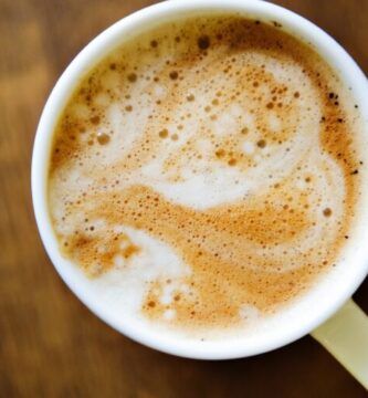taza de leche con canela