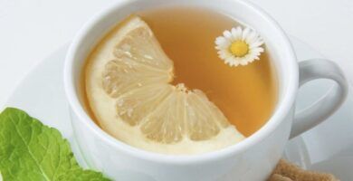 taza de manzanilla con limon
