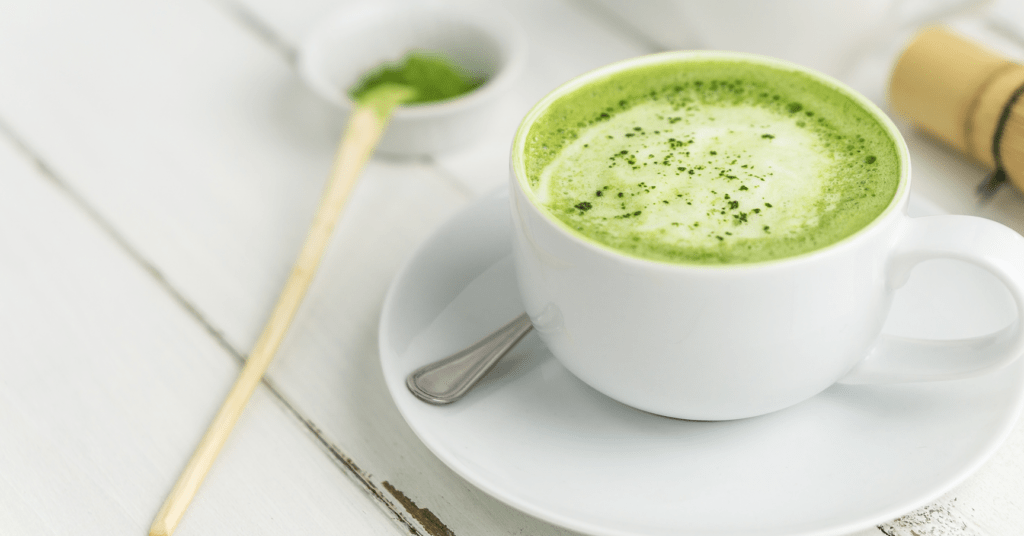 taza de te matcha con leche de avena