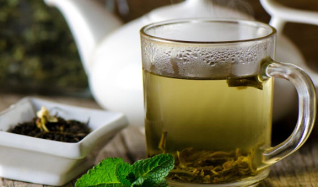 taza de te verde con hierbabuena