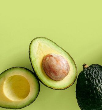 un aguacate en la nevera y otro fuera