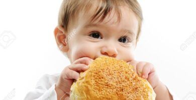 un bebe comiendo pan