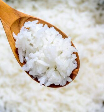 un plato de arroz perfectamente cocido