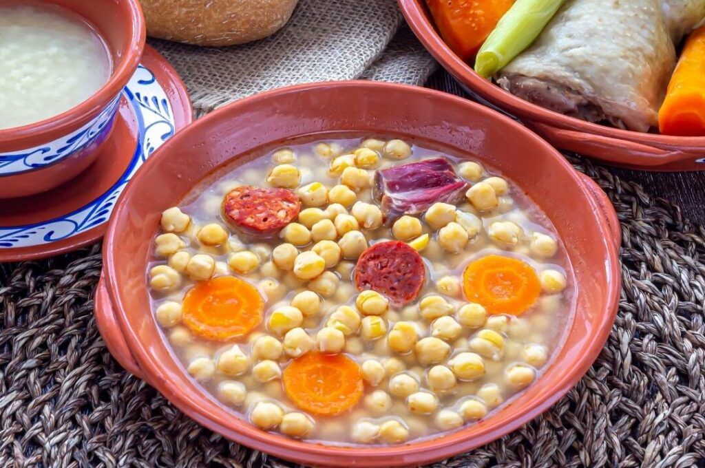 un plato de cocido de garbanzos