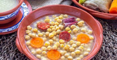 un plato de cocido de garbanzos